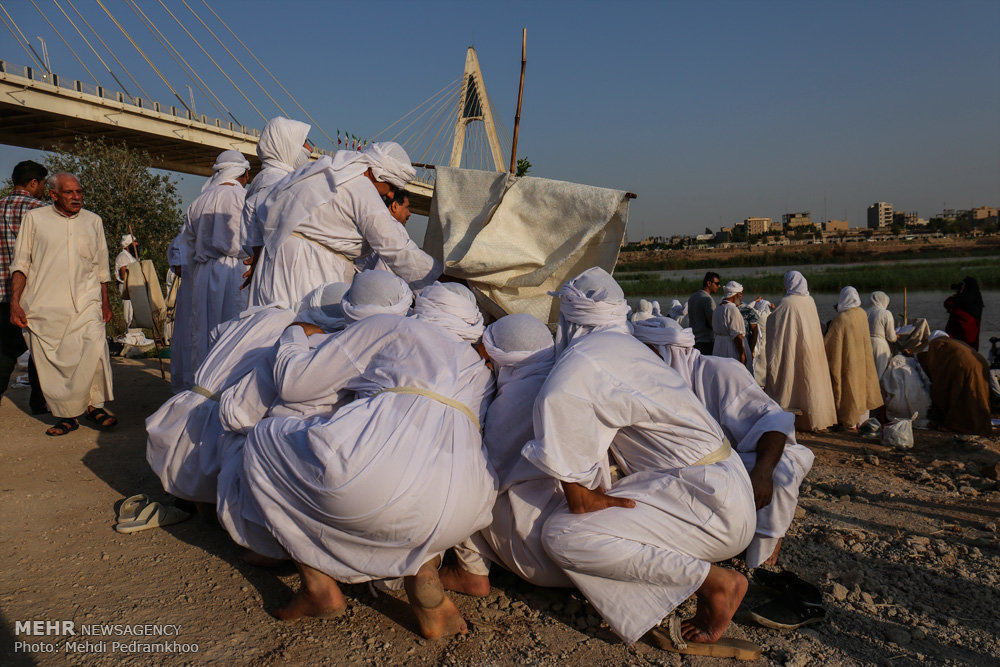 غسل تعمید مندائیان در رود کارون