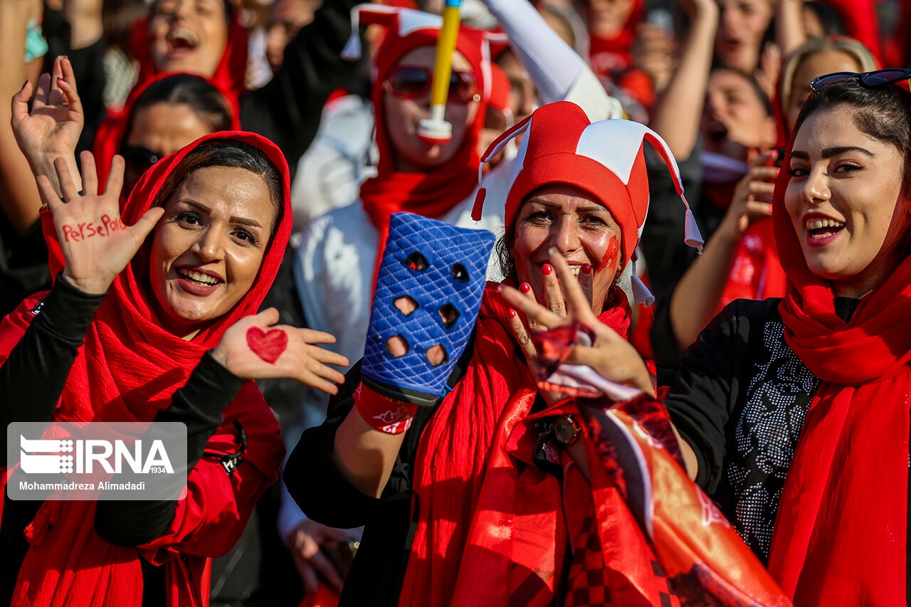 ذوق زدگی دختران ایرانی از حضور در ورزشگاه آزادی با شعار (عشق فقط پرسپولیس) !