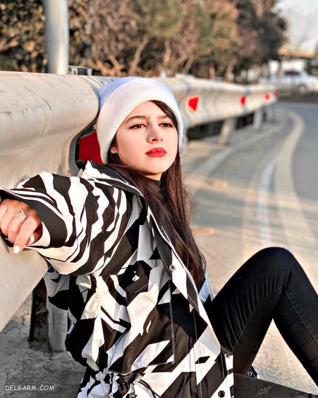 ژست عکس دخترانه در جاده ، ژست عکس توی جاده ، ژست عکس وسط جاده