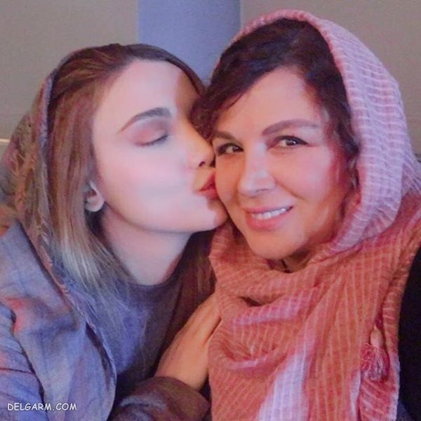 نگین پارسا خواننده و نوازنده
