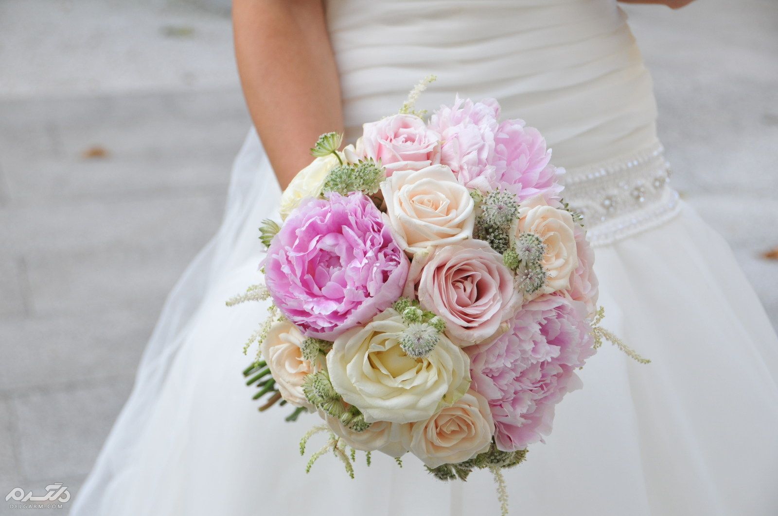 ژست عکس با دسته گل عروس