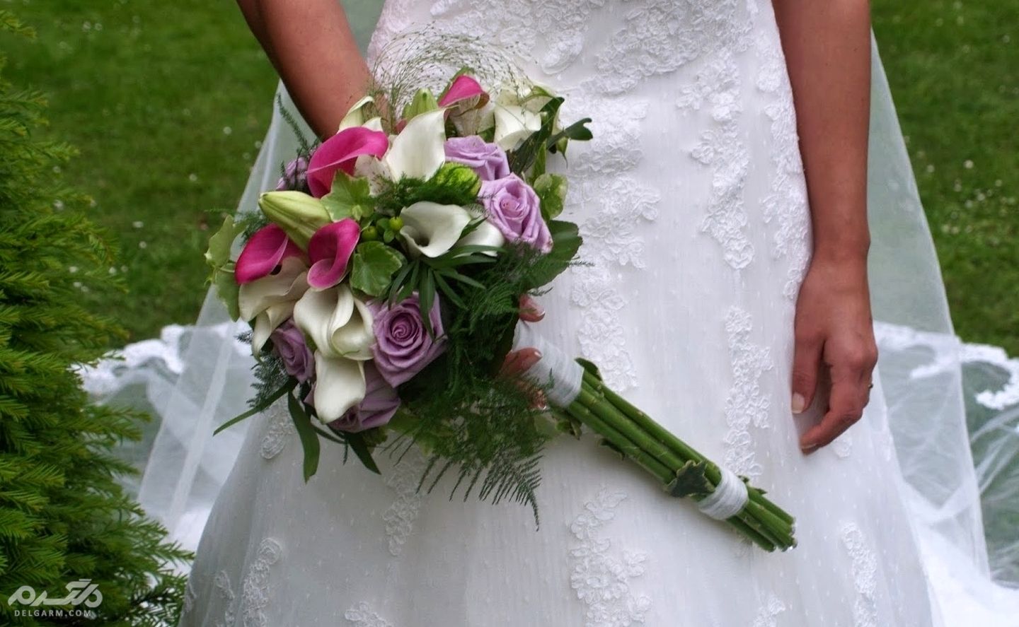 ژست عکس با دسته گل عروس
