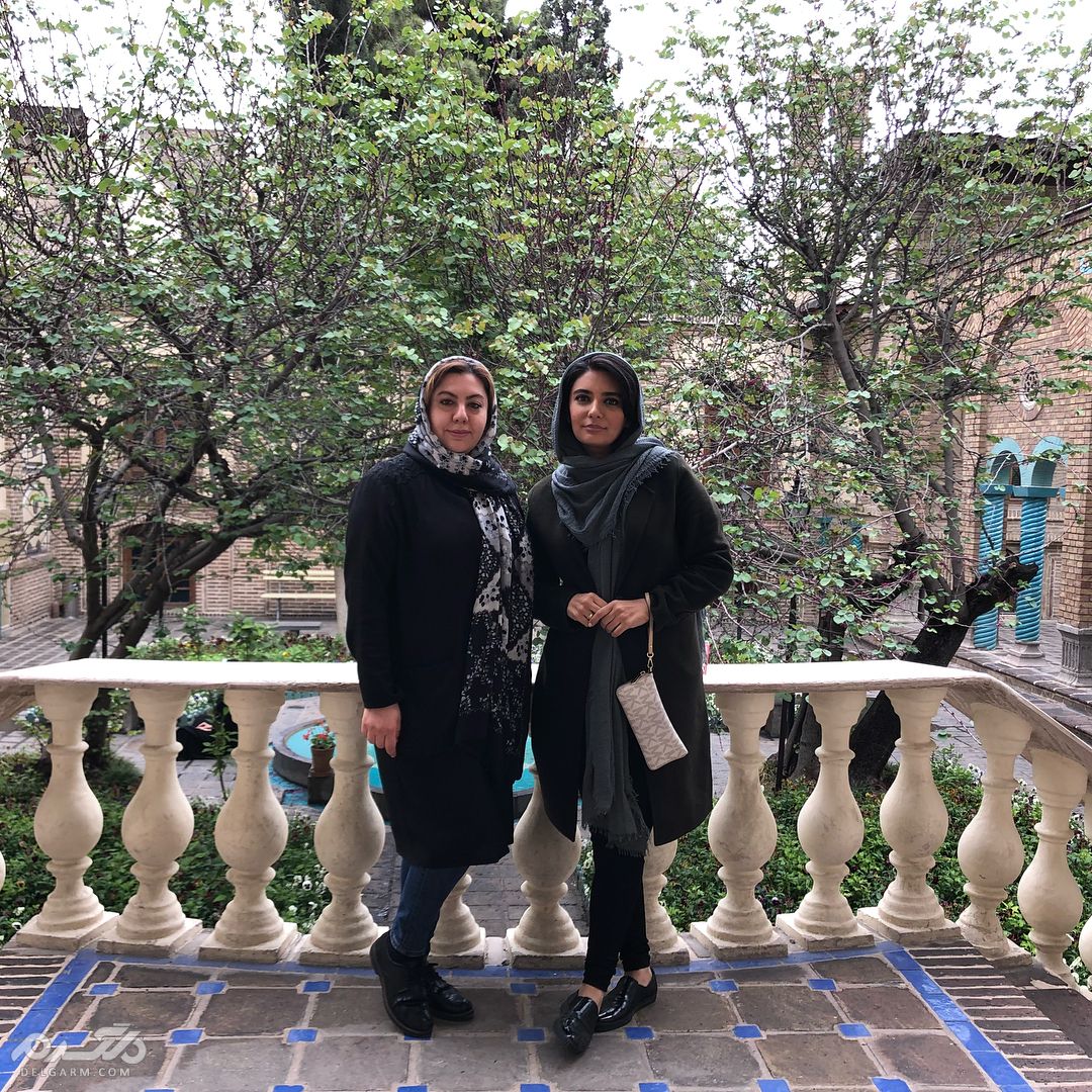 عکس لیندا کیانی به همراه دوستش در زیر باران