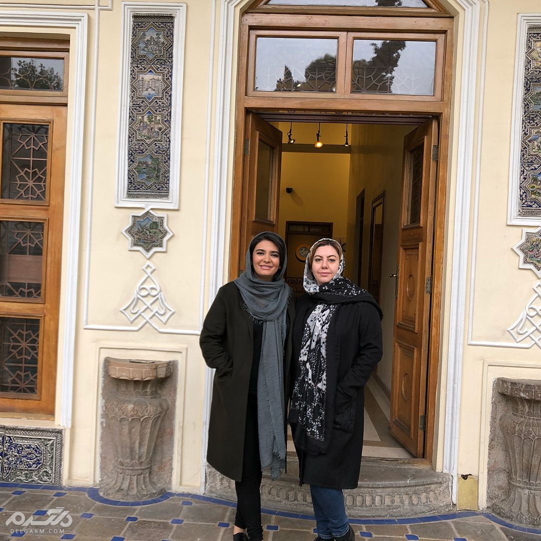 عکس لیندا کیانی به همراه دوستش در زیر باران
