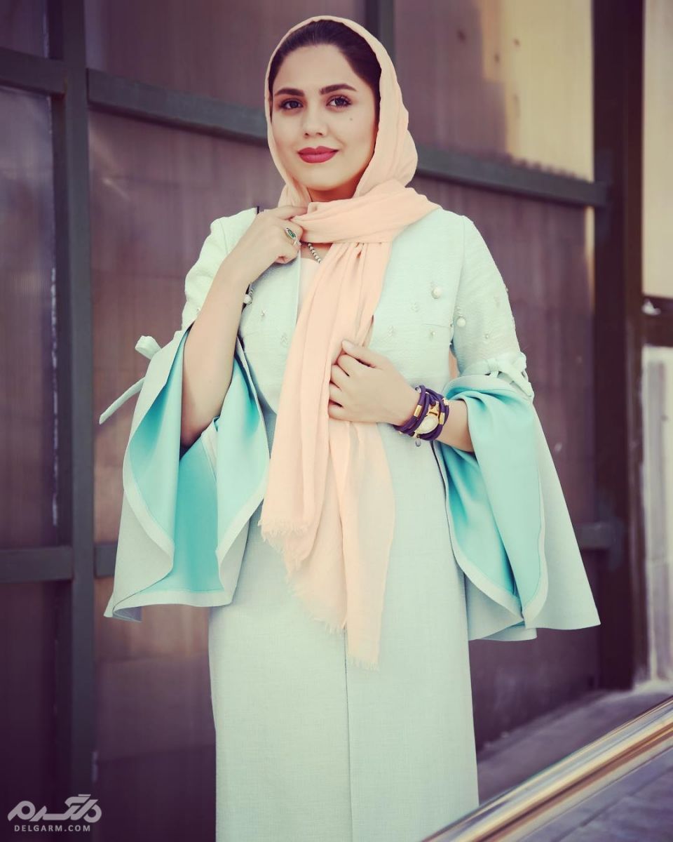 تیپ بهاره آزاده زارعی در کنار استخر