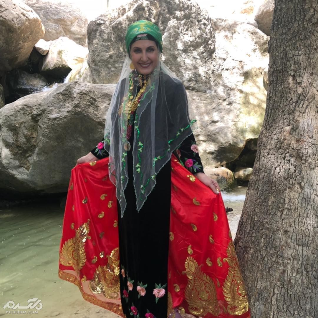 فاطمه گودرزی با لباس محلی
