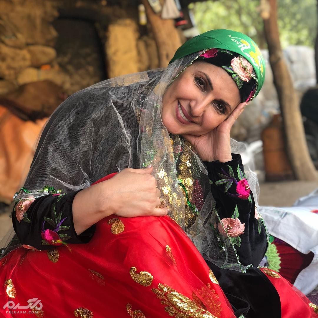 فاطمه گودرزی با لباس محلی