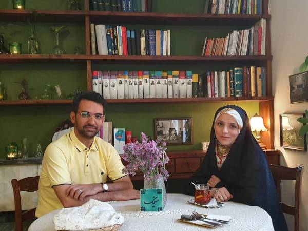 سالگرد ازدواج جواد جهرمی وزیر ارتباطات در کافه تهرون + عکس
