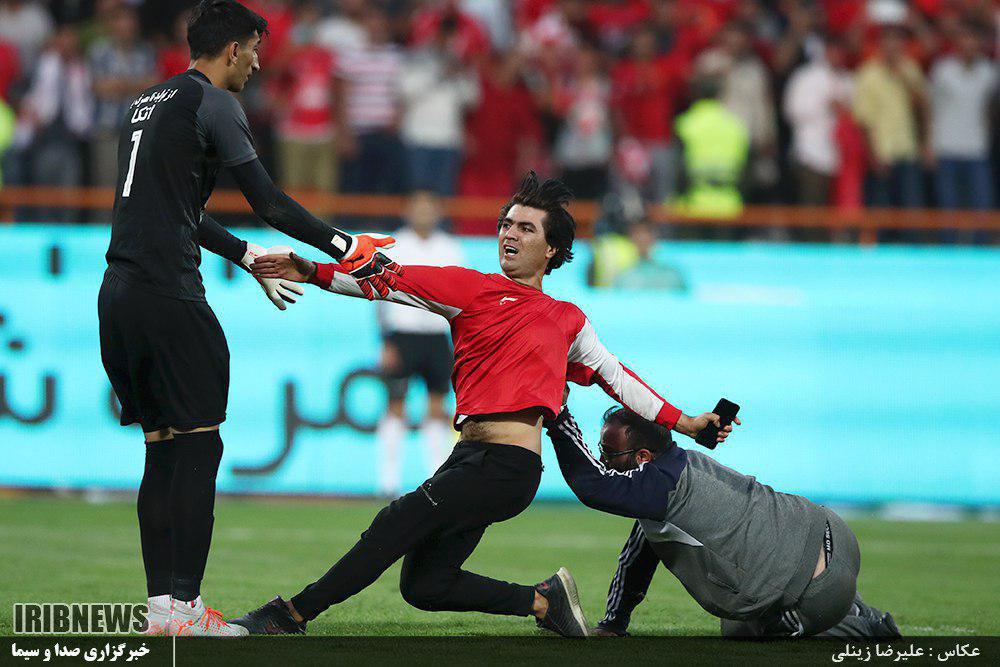 خلاصه و حواشی بازی استقلال و پرسپولیس دربی ۹۸ + فیلم