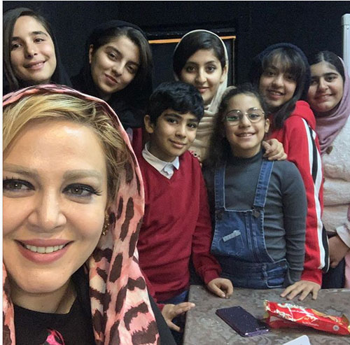 بهاره رهنما در کنار شاگردانش + عکس