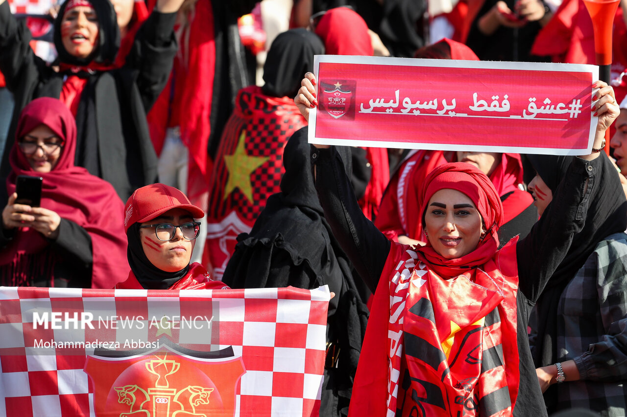 ذوق و هیجان دختران پرسپولیسی در ورزشگاه آزادی/ عشق فقط پرسپولیس !