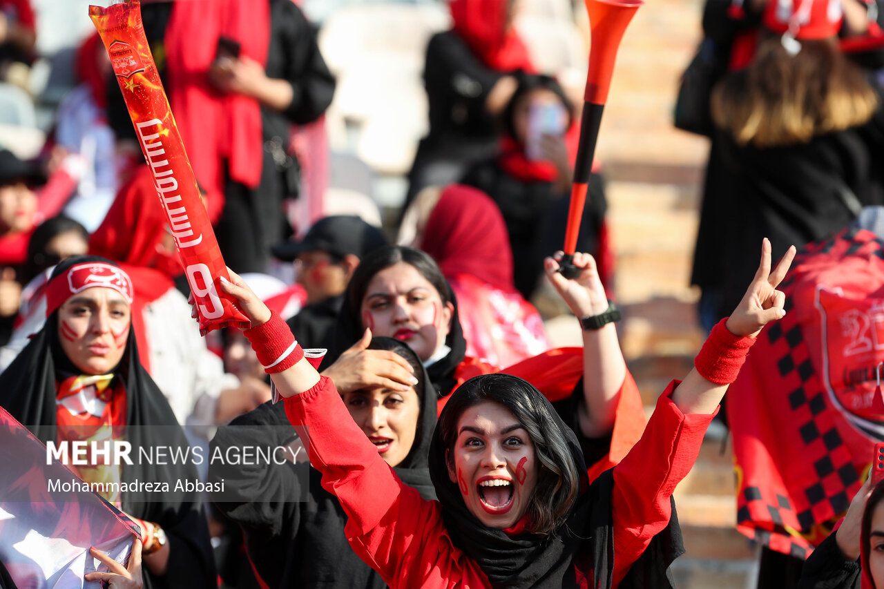 ذوق و هیجان دختران پرسپولیسی در ورزشگاه آزادی/ عشق فقط پرسپولیس !