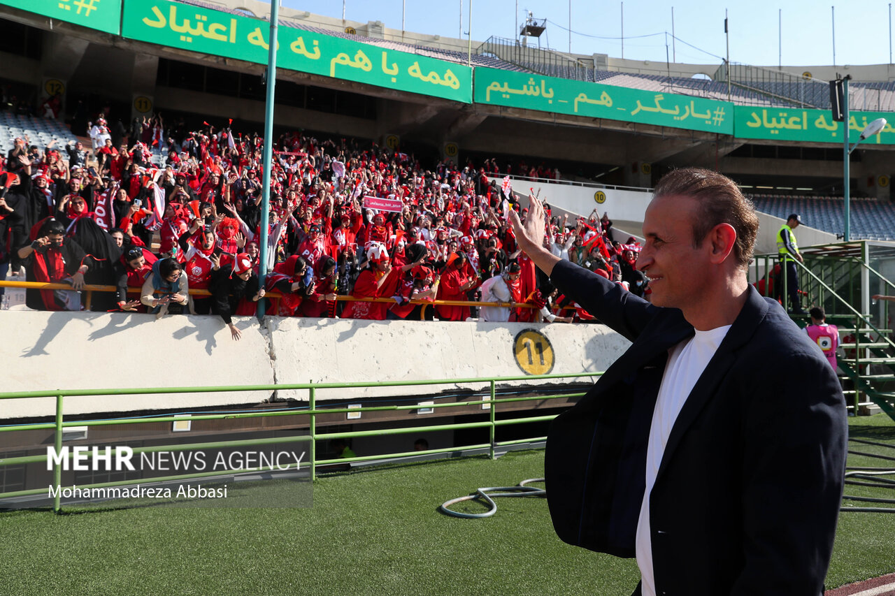 ذوق و هیجان دختران پرسپولیسی در ورزشگاه آزادی/ عشق فقط پرسپولیس !
