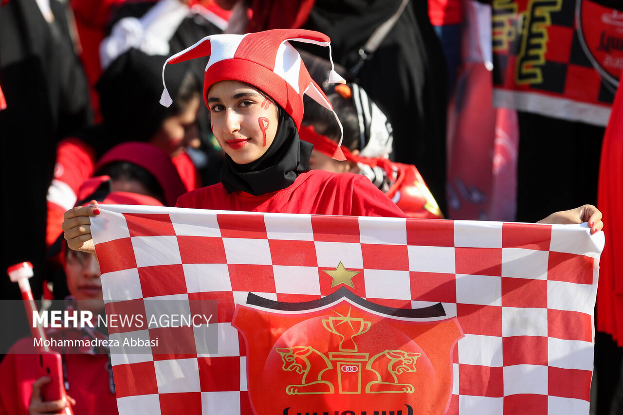 ذوق و هیجان دختران پرسپولیسی در ورزشگاه آزادی/ عشق فقط پرسپولیس !