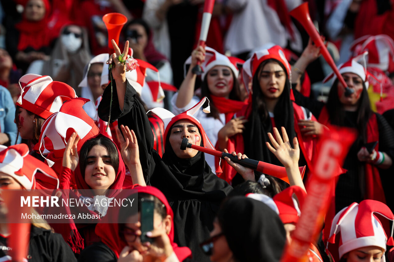 ذوق و هیجان دختران پرسپولیسی در ورزشگاه آزادی/ عشق فقط پرسپولیس !