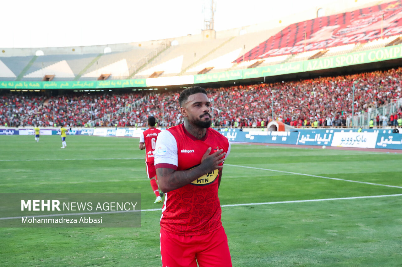 ذوق و هیجان دختران پرسپولیسی در ورزشگاه آزادی/ عشق فقط پرسپولیس !