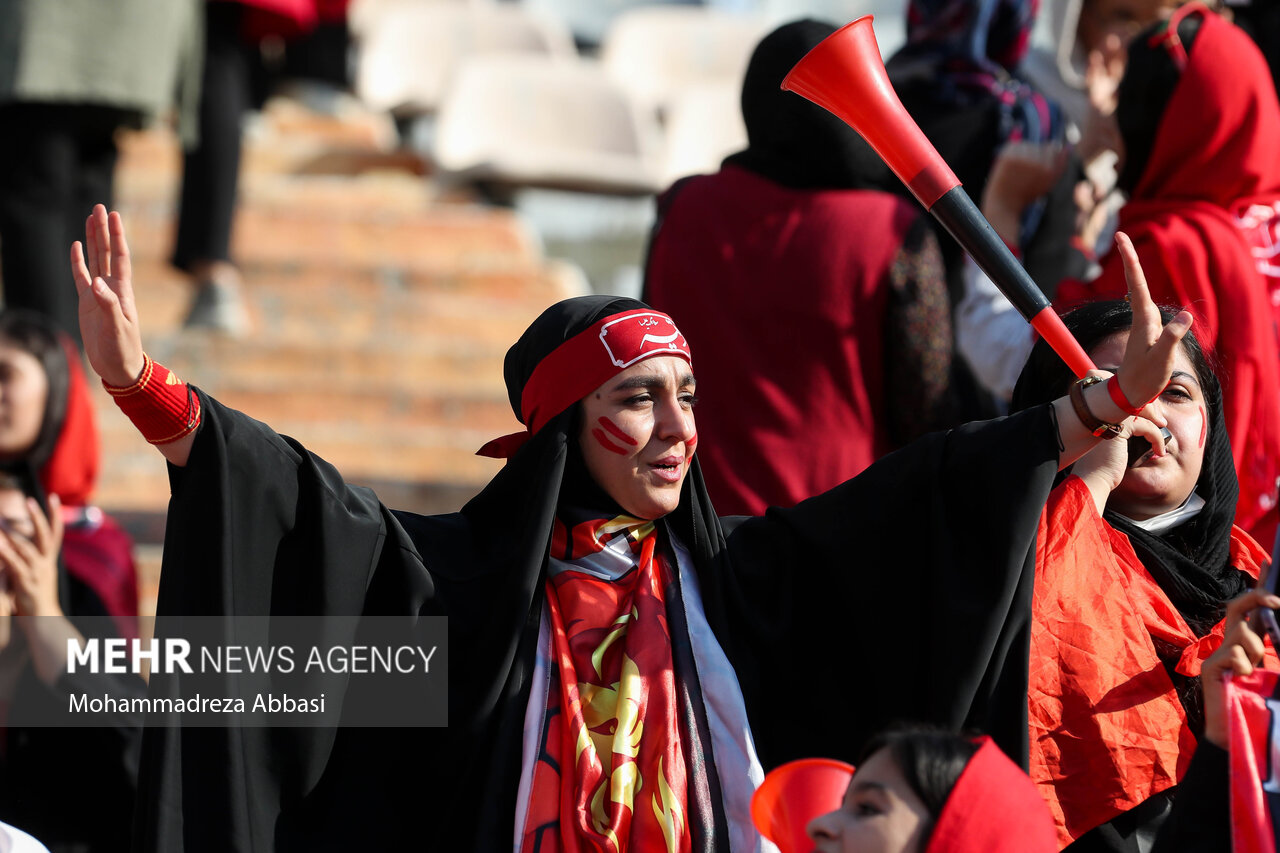 ذوق و هیجان دختران پرسپولیسی در ورزشگاه آزادی/ عشق فقط پرسپولیس !