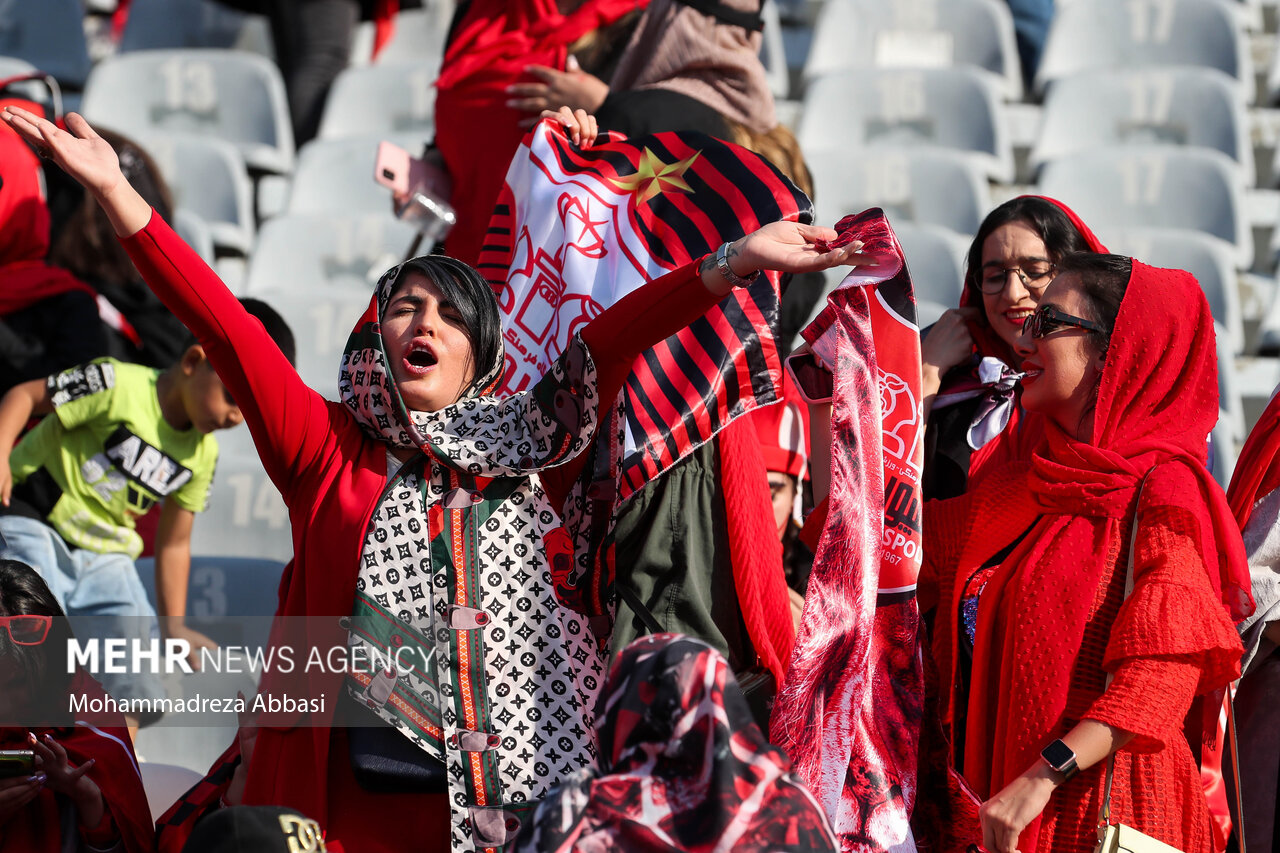 ذوق و هیجان دختران پرسپولیسی در ورزشگاه آزادی/ عشق فقط پرسپولیس !