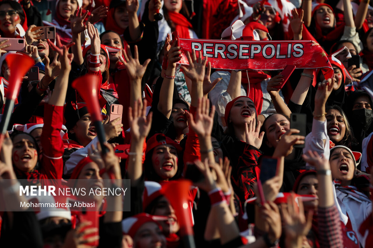 ذوق و هیجان دختران پرسپولیسی در ورزشگاه آزادی/ عشق فقط پرسپولیس !