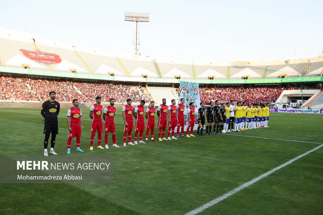 ذوق و هیجان دختران پرسپولیسی در ورزشگاه آزادی/ عشق فقط پرسپولیس !