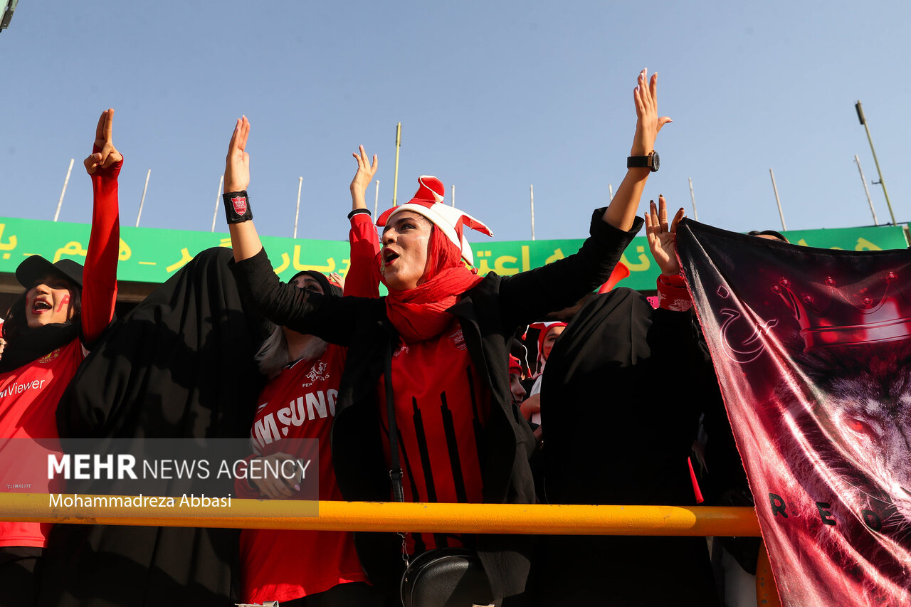 ذوق و هیجان دختران پرسپولیسی در ورزشگاه آزادی/ عشق فقط پرسپولیس !