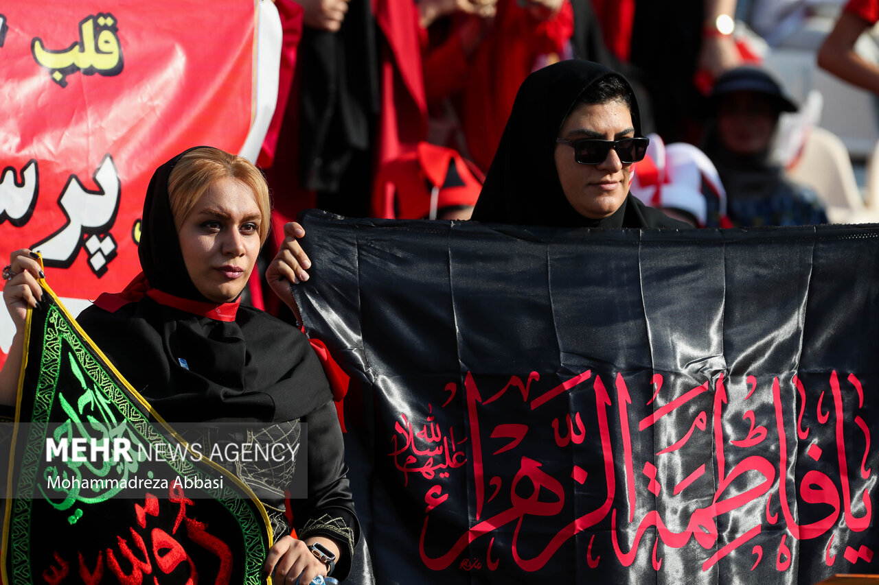 ذوق و هیجان دختران پرسپولیسی در ورزشگاه آزادی/ عشق فقط پرسپولیس !