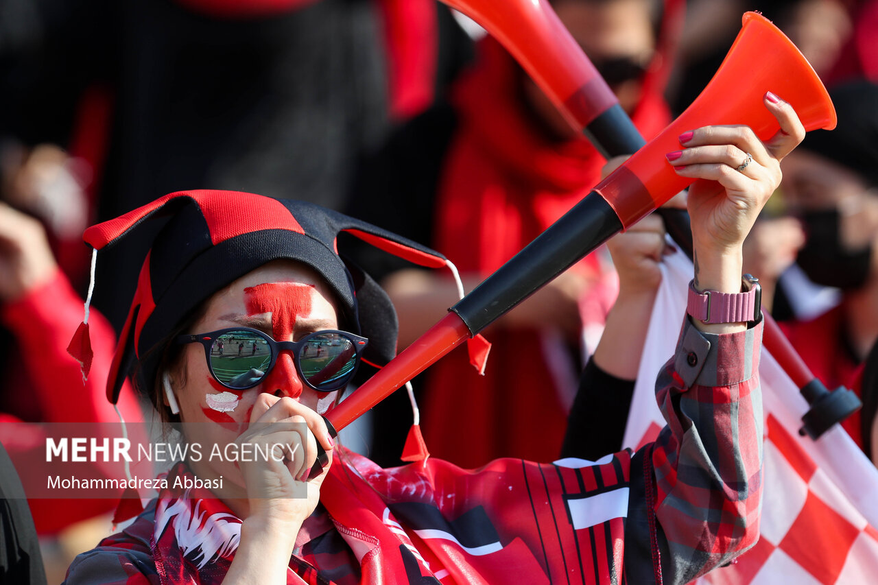 ذوق و هیجان دختران پرسپولیسی در ورزشگاه آزادی/ عشق فقط پرسپولیس !