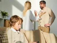 13 دلیل دوری و فاصله اعضای خانواده از یکدیگر و 11 راه حل