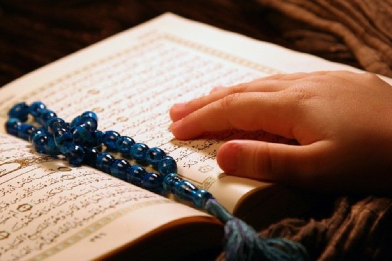 آیا لمس خطوط قرآن بدون وضو اشکال دارد؟ به صورت سهوی چطور؟