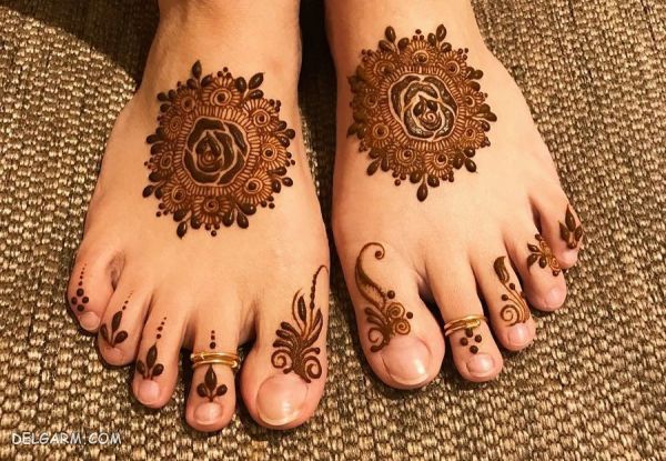 طرح حنا روی پا ساده و شیک