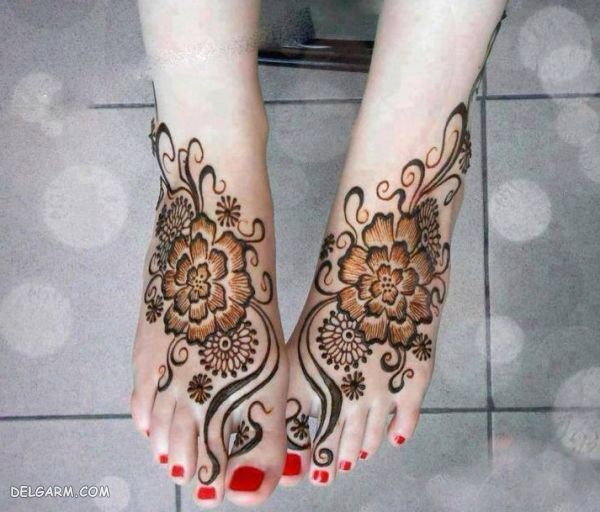 طرح حنا روی پا ساده و شیک