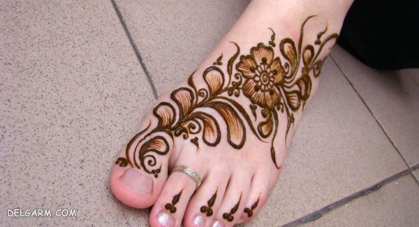 طرح حنا روی پا ساده و شیک