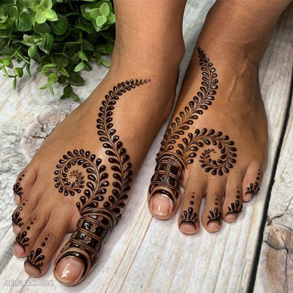 طرح حنا روی پا ساده و شیک