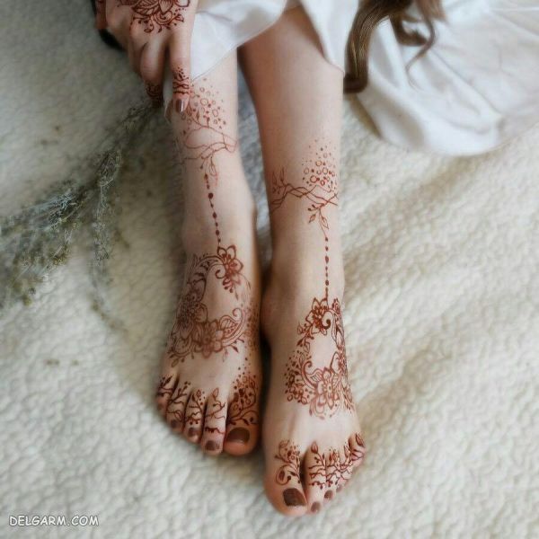 طرح حنا روی پا ساده و شیک