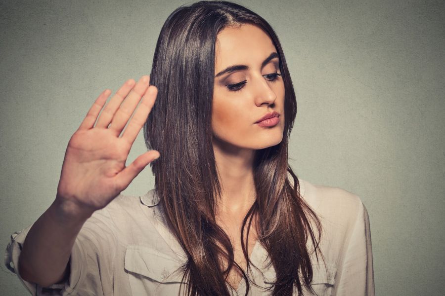 چگونه با آدم دو بهم زن و خبرچین برخورد کنیم؟