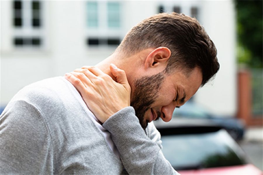 ویپلش یا درد ناشی از حرکت گردن چیست؟