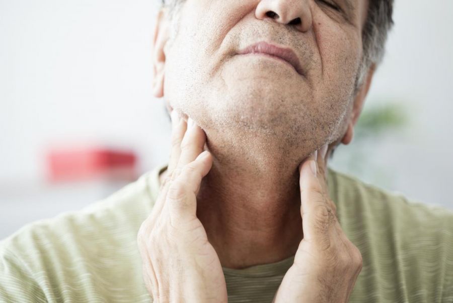 دلیل خارش ته گلوم چیه ؟ برای درمان سریع چه کنم؟
