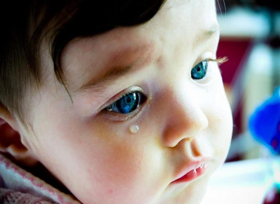 چه عواملی باعث ایجاد چشم های آبکی در نوزادان می شود؟