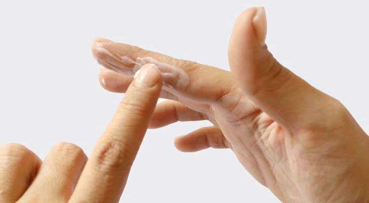 راههای اعجاب انگیز برای پاک کردن چسب قطره ای از روی پوست دست