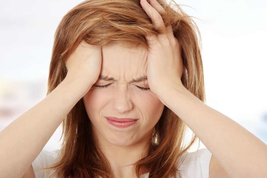 علائم سردرد ناشی از کم آبی بدن چیست و چگونه درمان میشود ؟