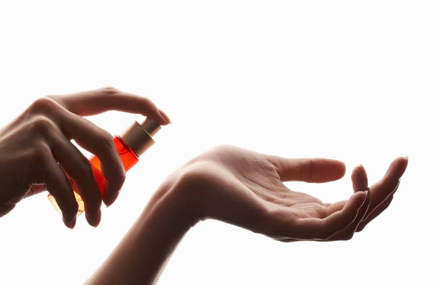 چگونه عطر بزنیم تا بوش ماندگار باشه؟ نکات مهم برای خرید عطر