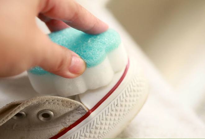 ۷ روش عالی جهت شستن کفش های کتانی سفید در منزل