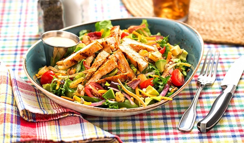 سالاد هلو با مرغ کبابی و سس مخصوص عسلی