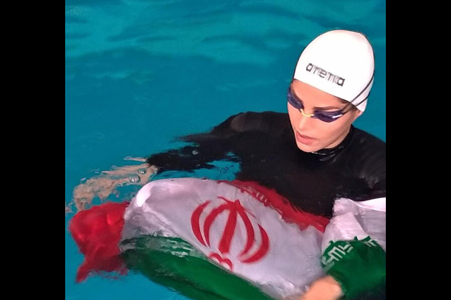 بانوی خوزستانی رکورد شنا با دستان بسته را ثبت کرد