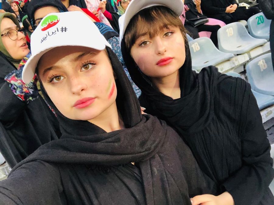 واکنش محسن تنابنده به حضور سارا و نیکا در ورزشگاه آزادی + عکس