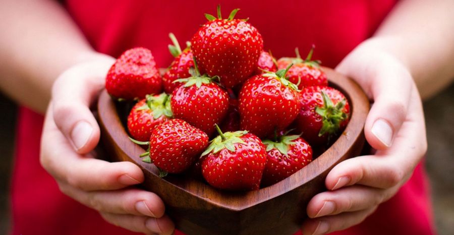 طرز تهیه ۵ ماسک توت فرنگی معجزه آسا برای سلامت پوست