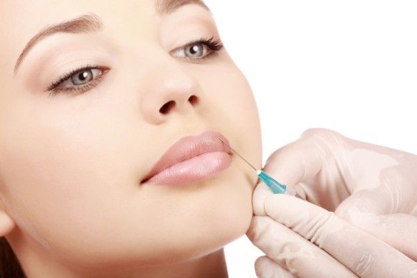 مراحل و مراقبت های تزریق ژل لب مدل چاکدار