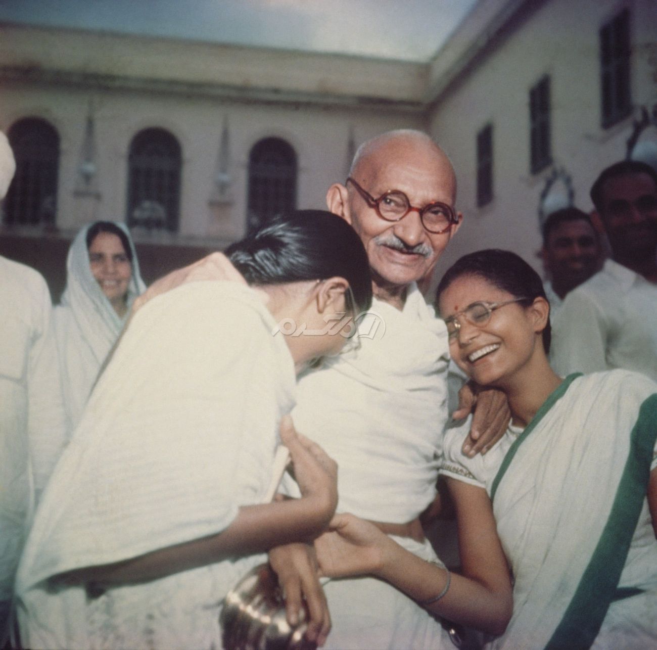 مهاتما گاندی در بین طرفدارانش