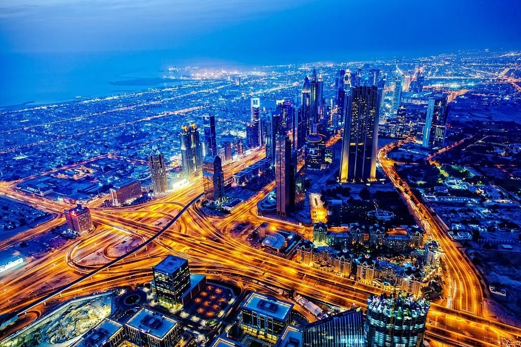 نمای هوایی از دبی در شب