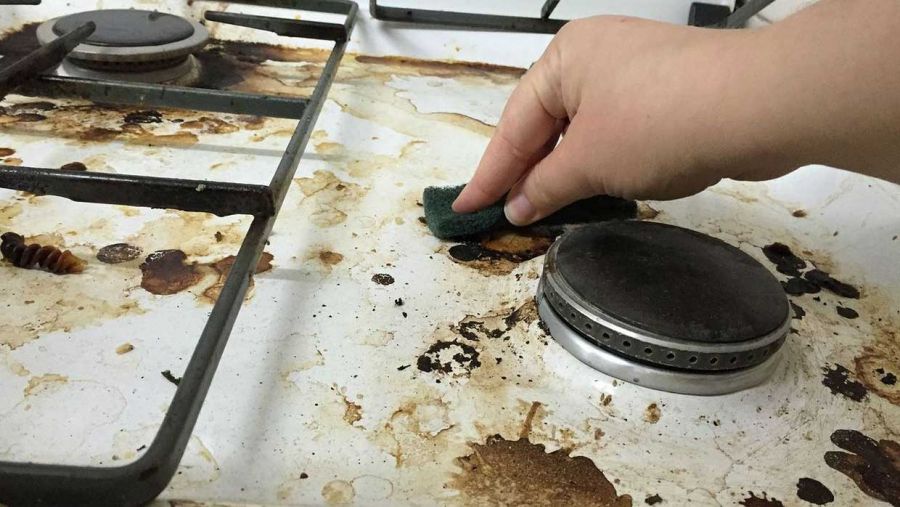 تمیز کردن پلاستیک ذوب شده از روی اجاق گاز شیشه ای